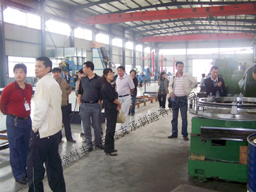 董事長接見來訪客人并給來訪客戶介紹公司發(fā)展概況